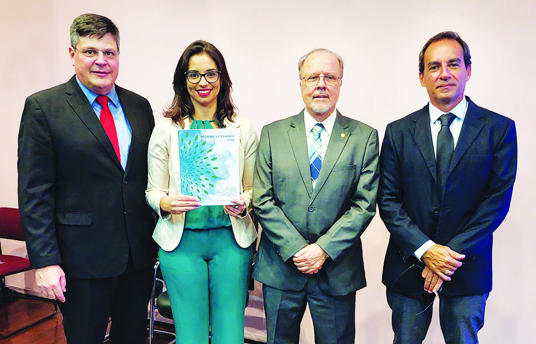 Os autores Rafael Mondadori, Camila Martins, Felipe Wouk e Marcelo Pacheco no evento de lançamento. Créditos: Divulgação CRMV-PR 