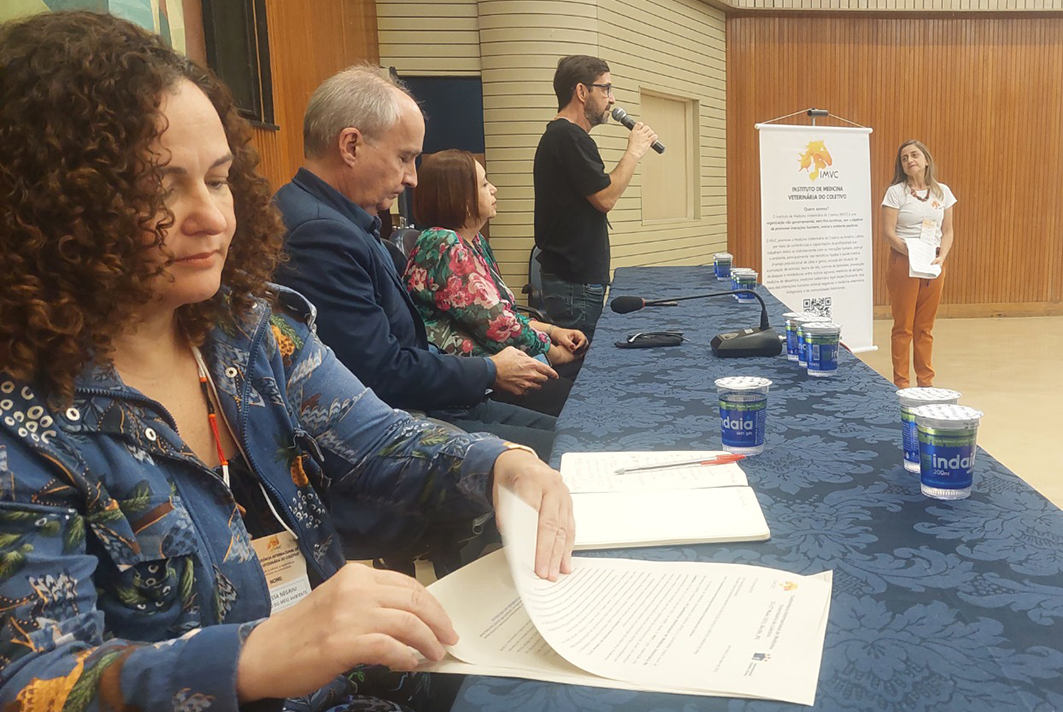 Mesa de abertura da conferencia, com a Vanessa Negrini do Ministerio do Meio Ambiente, seguida do professor Marcelo Carneiro Leão, reitor da UFRPE, de Elisa Araujo, presidente do CRMV-PE, nesse ano representando também o presidente do CFMV, e do prof Daniel Brandespim, da comissão organizadora. Créditos: Divulgação IMVC 