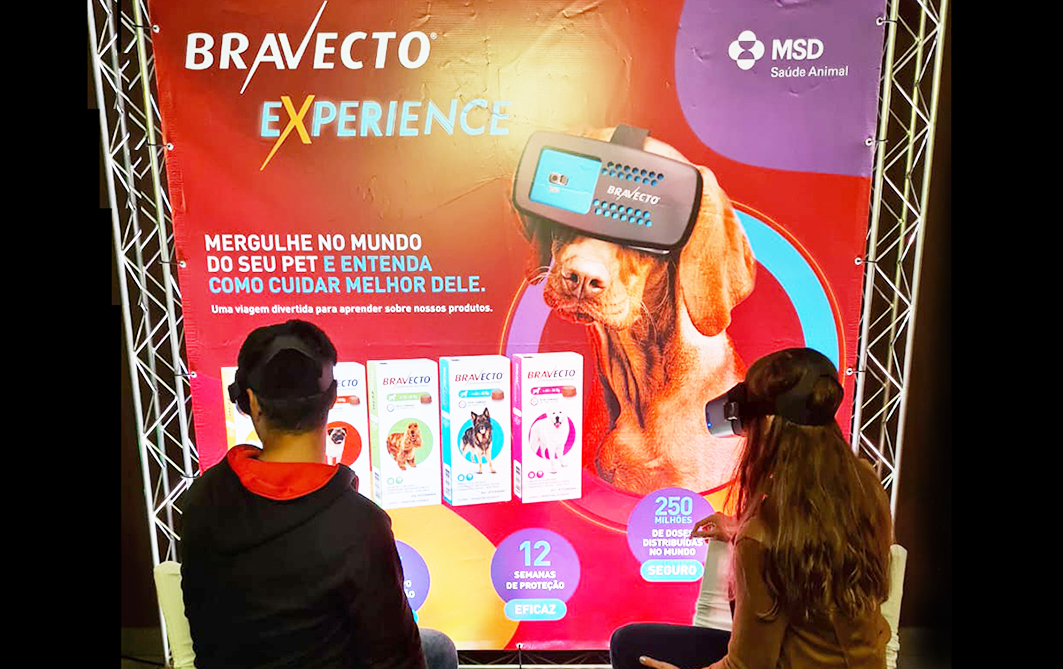 Numa experiência virtual, veterinários de clínicas e estabelecimentos são equipados com óculos especiais e mergulham numa viagem como se fossem o Bravecto, obtendo informações de maneira interativa e divertida. Créditos: Divulgação MSD 