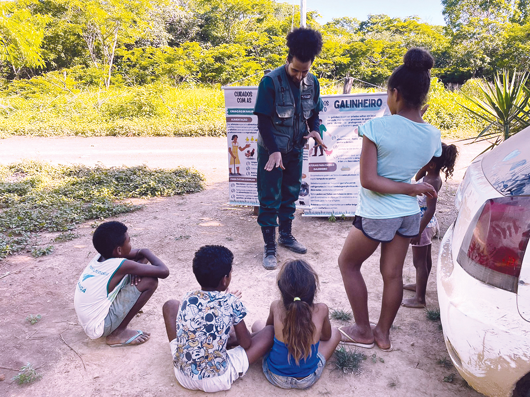 Além dos cuidados e atendimentos diretos aos animais, o trabalho da medicina veterinária do coletivo direcionado aos povos originários e tradicionais envolve a orientação das crianças e jovens dessas comunidades. Créditos: Lucas Belchior 