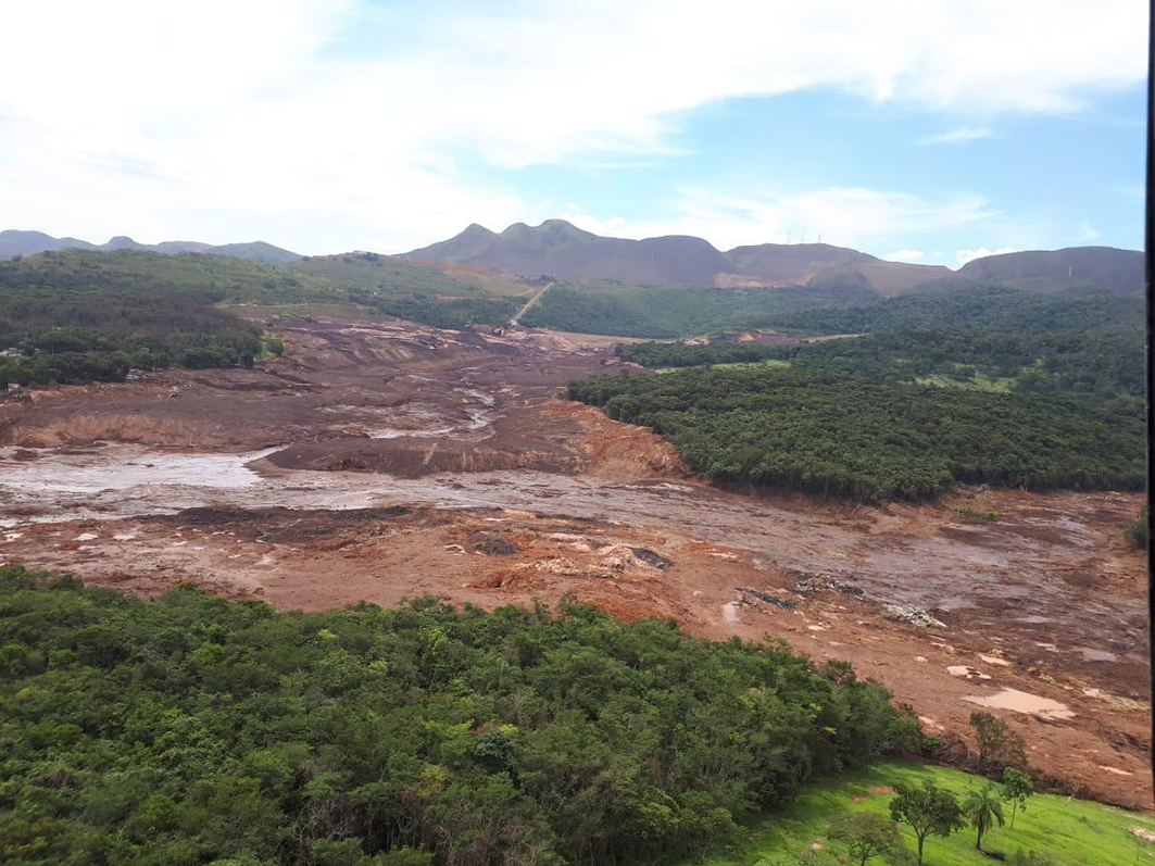 Vista aérea de parte da área atingida pelos rejeitos provenientes do rompimento da barragem da Vale no Córrego do Feijão. Créditos: Vania de Fátima Plaza Nunes 
