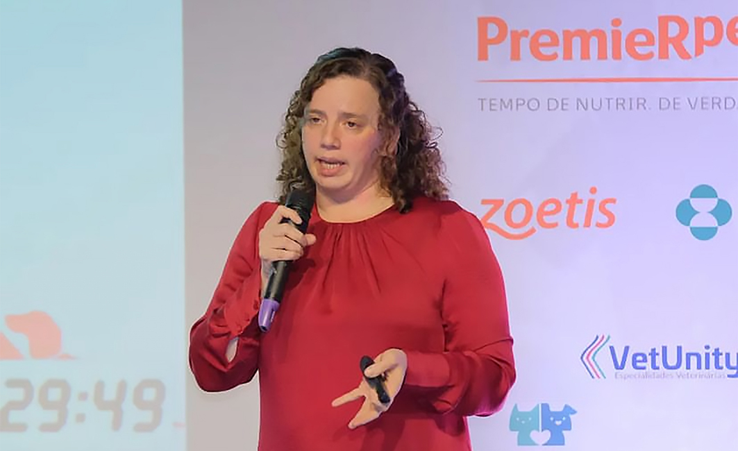 Médica-veterinária Cecilia Villaverde, especialista em nutrição, em sua palestra no Animal Health. Créditos: Divulgação PremieRpet® 