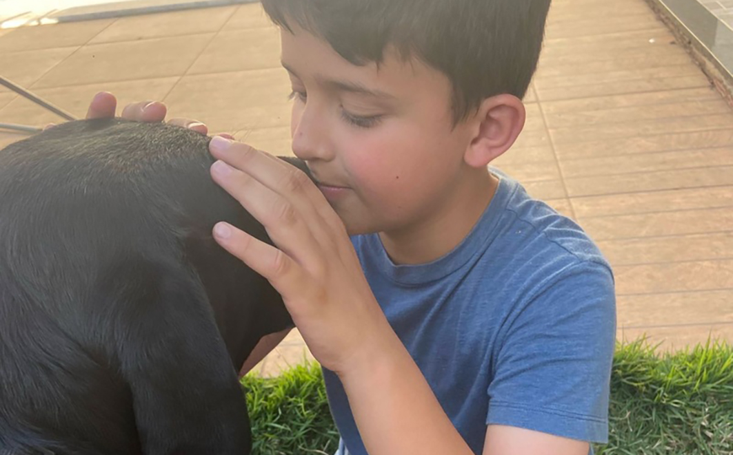 Gustavo e seu cão de assistência, Oscar. Créditos: Divulgação Instituto Adimax 