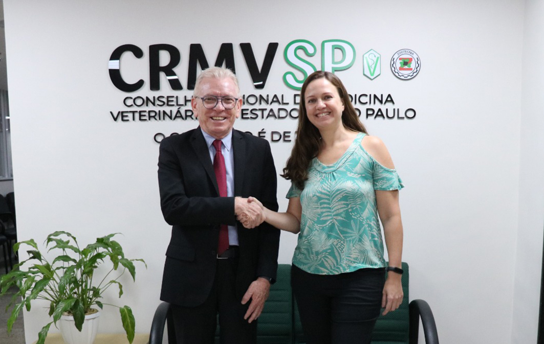 Odemilson Donizete Mossero, atual presidente do CRMV-SP e Daniela Pontes Chiebao, presidente eleita. Créditos: CRMV-SP 