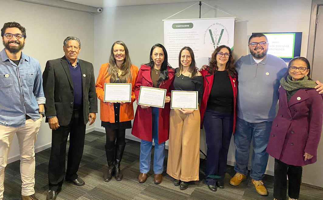 Entrega dos Certificados de Especialista em Medicina Veterinária Legal (da esquerda para direita: Aldair Pinto, presidente da banca examinadora, Valdecir Castilho, membro titular da banca examinadora, Tália Tremori, Esther Espejo e Juliana Santeramo, especialistas em medicina veterinária legal presentes na solenidade de entrega, Elan Cardozo, vice-presidente da ABMVL, Daniel Viana, presidente da ABMVL e Noeme Rocha, membro titular da banca examinadora). Os demais especialistas não puderam comparecer a solenidade de forma presencial. Créditos: ABMVL