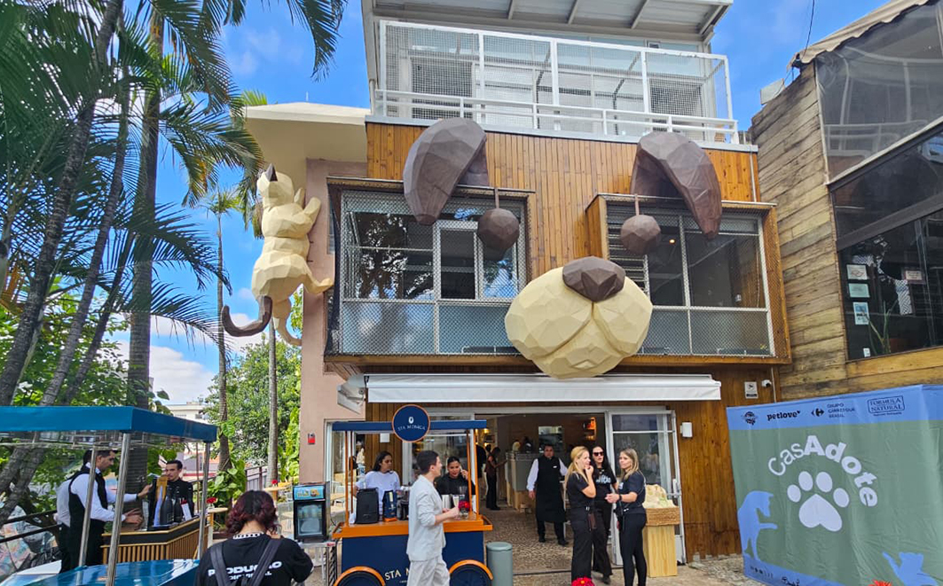 CasAdote. Fachada do prédio, onde ser pode perceber o primeiro andar, reservado aos cães, e o segundo andar, dos gatos disponíveis para adoção. Em ambos há solário telado para os animais. Créditos: Clayton dos Santos Felizardo/CasAdote 