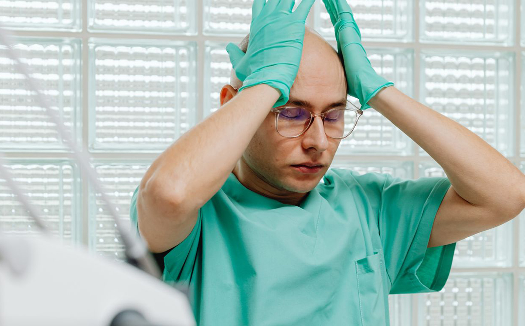 A soma de decisões urgentes e do contato repetido com sofrimento, sem retaguarda da equipe, pode desencadear isolamento, irritação e culpa silenciosa. Créditos: Juliana Sato / Sora.gpt 