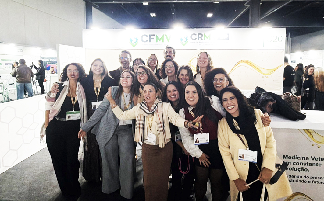 Médicos-veterinários no estande do CFMV/CRMV-SP na Cannabis Fair, que aconteceu junto do Congresso Brasileiro de Cannabis Medicinal. Divulgação CFMV 