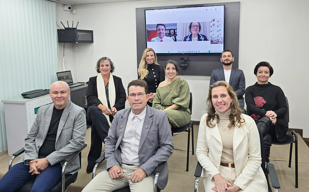 Nova diretoria do CRMV-PR; da esquerda para a direita, do fundo para a frente, on line, Leandro Dalcin Castilha e Nilva Maria Freres Mascarenhas; na terceira fileira, Larissa Armstrong e Marcelo Morato da Silva; na segunda fileira, Ana Alix Mendes de Almeida Oliveira, Ana Helena Ferrazzini Marvullo Neves e Giuliana Gelbcke Kasecker; à frente, Raimundo Alberto Tostes, Carlos Alberto de Andrade Bezerra e Ruana Renosto Delai.
Créditos: Divulgação CRMV-PR 